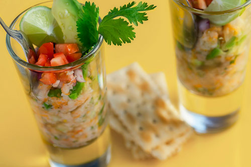 Ceviche acompañado de galletas saladas