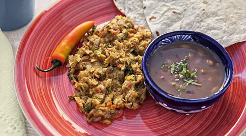 Machaca con Huevo servida con frijoles y tortillas