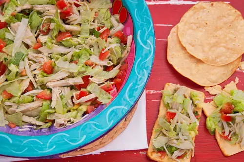 Salpicón de Pollo con galletas saladas y tostadas